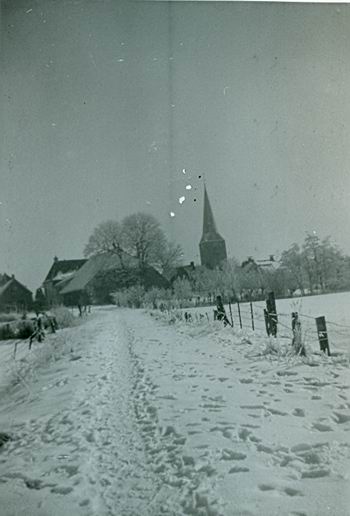 Besneeuwde Oude Weg, ruim vijftig jaar geleden. Veelvuldig betreden...