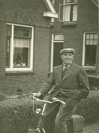 Koen Overkamp, fietsend op de Achterweg, op weg naar de stembus, in 1963. Op de achtergrond rechts het afgebroken huis, waar Mekke van Dijk woonde. Links de woning waar de familie Werksma woont.  