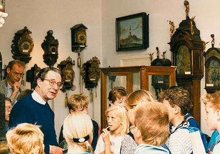Bezoekje aan het toen nog bestaande Klokkenmuseum in Frederiksoord, naast de Tuinbouwschool. De naam van de vertellende eigenaar is me ontschoten (meneer Bosma? Het was een Fries...)