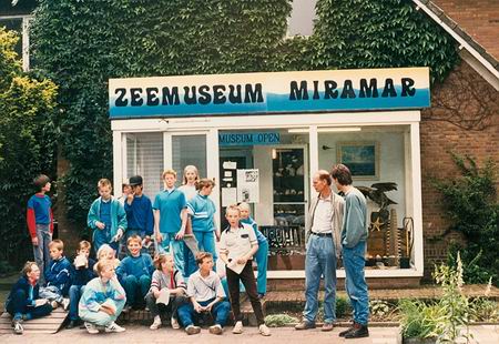 Een al enigszins verkleurd kieje voor de entree van het Zeemuseum met helemaal rechts de jonge beheerder. En vele bekenden zolas Gerry Zevenberg, Monique Bos, Cor Muis, Lonneke Schuringa, Leonore en Mascha van Sloten, Ronny de Boer, Peter Heuvels, Piet van Diemen en...