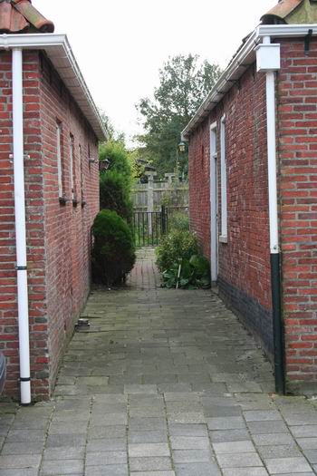 Doorgang tussen garages aan de Nieuwstraat tegenover huis Jan en Ina Tempel; vroeger stonden hier de armenhuizen van de NH-kerk  