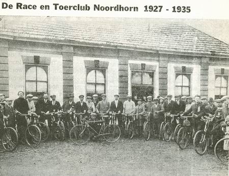 resize-of-wielerclubnoordhorn-vvvmaandblad1975 Poseren voor de start van de 200-km-wedstrijd in 1934 bij startplaats Lijfering, later Miedema, aan de Langestraat Noord