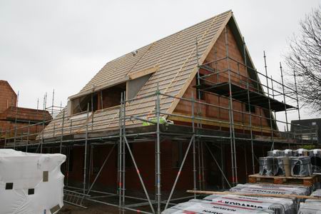 De starterswoningen, Meidoornstraat 2 en 4, staan er fier bij; de toekomstige trots van o.a. Arjan Geertsema   