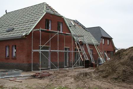 De Duitse bouwers van Terfehr zorgen ervoor dat het Hiemstrahuis onder de pannen komt. 