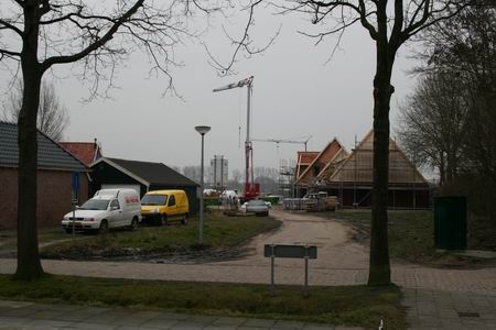 Beeld vanaf de zuidkant van de Borgweg, in zicht twee bouwkranen, bedrijvigheid troef!