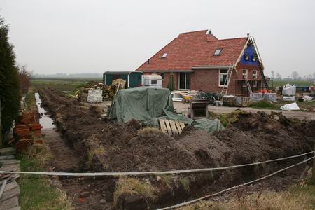 Aan de linkerkant van de Meidoornstraat, vanaf de Borgweg, het landgoed van de familie Zwama waar veel gebeurt. Het komt wel goed, al oogt het voorlopig nog wat rommelig  