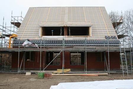 De eerste twee starterswoningen op de Kooikavels, de bouw schiet lekker op 