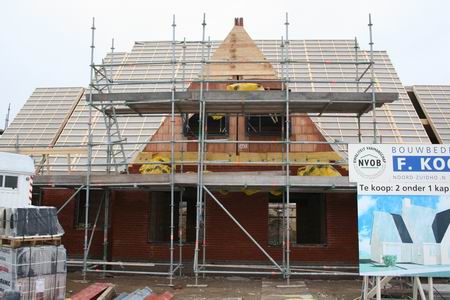 Datzelfde geldt voor de Kooiwoningen met garage (nummers 12 en 10) iets verderop, gestaag op weg naar voltooiing  