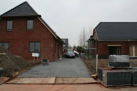 resize-of-20090314_9177 Marco Kooi heeft een prachtige oprit gerealiseerd en kan nu op een schone manier met eigen auto achter het huis komen...