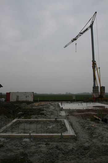 resize-of-20090314_9185 De kavel van de familie Heeres, vanaf de westkant, met hijskraan. Inclusief het fundament voor de garage!