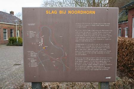 Het publikatiebord over De Slag bij Noordhorn, aan de rand van het plein voor het appartementengebouw Paluno in NOordhorn. Verweert jammer genoeg...