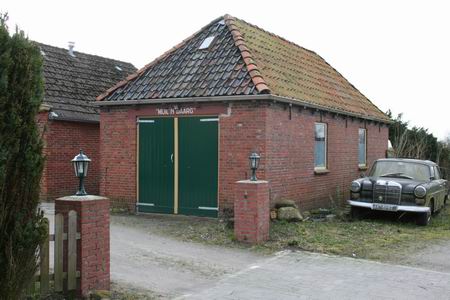 De garage waarop de naam Meul n baarg prijkt. (Nee, niet direct de spelling volgens de regels van Siemon Reker...) De afgebeelde Mercedes is niet uit 1581...