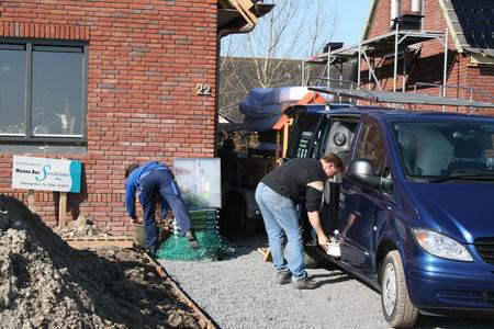 Prachtig weer om te verhuizen, Meidoornstraat 22 raakt echt bewoond!
