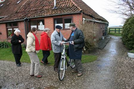 resize-of-20090325_9281 Melis krijgt zijn nieuwe fiets van Klaas de Vries in het bijzijn van zijn vrouw Stien en initiatiefneemsters Janna Helmus en Joke Visser