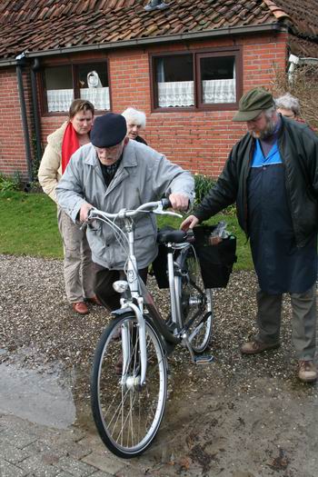 resize-of-20090325_9287 En zo'n nieuwe fiets, ja, die moet je natuurlijk wel meteen even uitproberen!