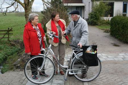 resize-of-20090325_9299 Op de foto met de beide initiatiefneemsters en uitvoersters van de actie, Janna Helmus en Joke Visser!
