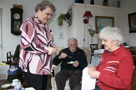 resize-of-20090325_9326 En als bekroning ook nog een stapeltje waardebonnen voor Melis zijn vrouw Stien, ter versterking van de huishoudkas!