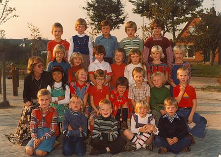 Wie zijn de kinderen (en de leerkracht) op deze Kompasfoto, genomen in 1977 aan het Hamsterpad, op het schoolplein?