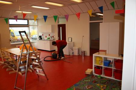Binnen in het nieuwe lokaal van de extra kinderopvang wordt de ruimte pico bello in orde gemaakt 