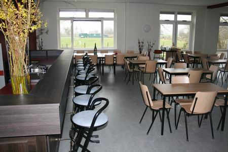 Daarvan getuigt ook de nieuwe grote zaal! Een paradepaard! En dan moet de actie voor het mobiele podium en de verlichting nog worden afgerond! 