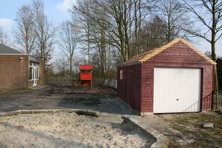 Aanpak van het buitenterrein met schuurtje en speelobject, en een vernieuwde zandbak  
