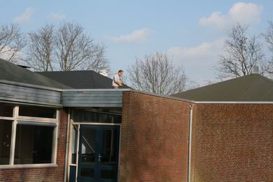 Dakspecialist Pieter Horenga herstelt de schade, door vandalen aangericht  