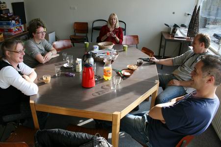 De boog kan niet altijd gespannen zijn, even pauze. Aangeschoven is ook Pieter Horenga, dakkundige 