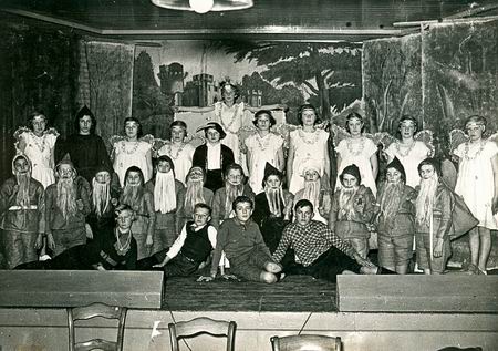 Uitvoering van De Dromelaar door de hoogste klas van de OLS Noordhorn, plm. 1935   