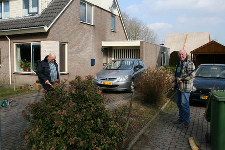Buren harken/krabben wat in hun tuintje en versterken het sociale contact... 