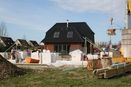 Mooi gezicht, het Heereshuis in de beginfase; op de achtergrond het nieuwe huis van Marco Kooi dat vanaf de eerste lentedag echt wordt bewoond!