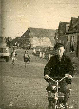 Oosterweg 1963, Jan Vennema op zijn Solex  