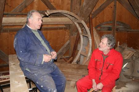 Werkoverleg tussen de vrijwillige molenaars Klaas Hekker (links) en Drewe Schouten  
