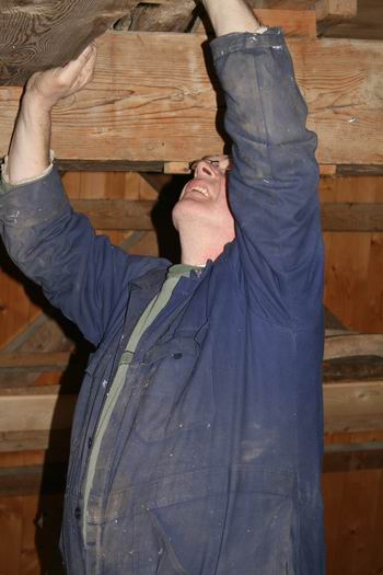 Klaas Hekker repareert een van de bovenste zoldervloeren; het is niet altijd even makkelijk werken in deze monumentale Fortuin...