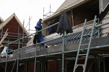 Enkele kundige Kooimannen aan het werk op hoog niveau, in de eerste twee starterswoningen  