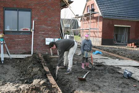 resize-of-marco-kooi-1-07032009 Zwaar werk, hoor! Even zien hoe pappa het doet, die heeft wat meer ervaring... (Nee, onder de hoede van de ouders valt dit niet onder de Kinderwet van Van Houten....)