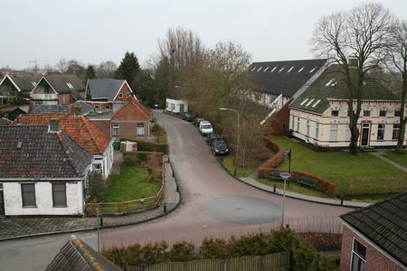 Blik (en fotolens) naar het oosten gericht; Noordhorner Oosterweg met rechtsboven de Sicke Benninghestede (v/h De Witte Hoeve)  