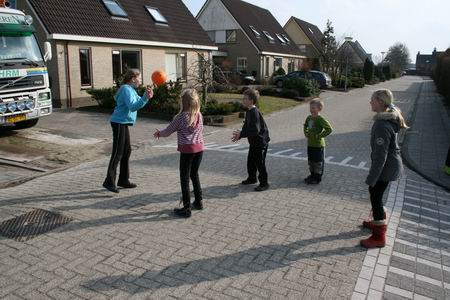 Kinderen kiezen voor de buitenlucht, spelen het aloude Sta-bal...
