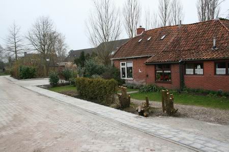Aan de Borgweg, in het gedeelte bij Melis en Stien Dijkstra, is een nieuw trottoir aangelegd, met parkeerplaatsen  