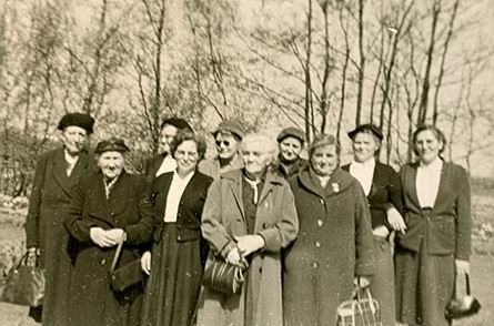 Tien dames onderweg, maar waar? En wanneer? En wie zijn het?