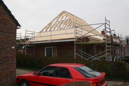 Het historische pand aan de Noorderweg 33, ooit geboortehuis van Albert van Giffen, wordt voorzien van een nieuw dak  