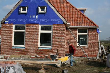 resize-of-zwama-1-07032009 Een opruimbeurt voor het erf en er worden vensterbanken gemetseld. Het bouwleven bestaat ook uit kleine(re) dingen!