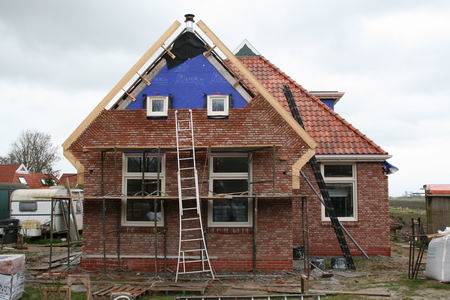 Het Zwamahuis denkt er het zijne van. Bekijkt met vierkante ogen de expansiedrang aan de overkant... 