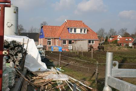 resize-of-zwama-4-07032009 Gezicht op het Zwamahuis vanuit het zuiden, zowel binnen als buiten worden vorderingen geboekt.