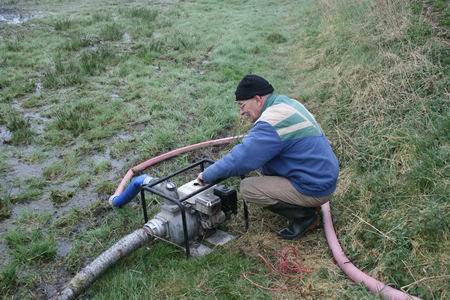 Hille Dijck probeert de kans op droge voeten te vergroten... 