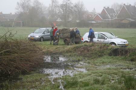 De snoeihoutkaravaan kan probleemloos de Paasvuurplek naderen  