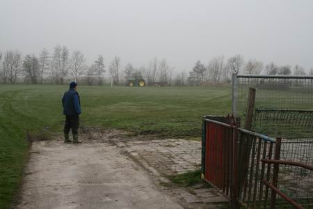Dorpsbelangenregisseur Jan Geertsema houdt twee ogen in het zeil, zodat er zo weinig mogelijk aan- en afrijschade wordt aangericht 
