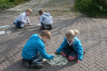 Scheppen vraagt concentratie, moeiteloos opgebracht door deze kinderkunstenaars 