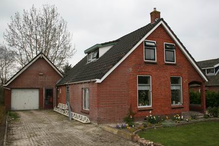Oosterweg 9, het door zelfwerkzaamheid aangepaste huis van Zuidema. Vroeger de woning van de kwekersfamilie F.Hiemstra.