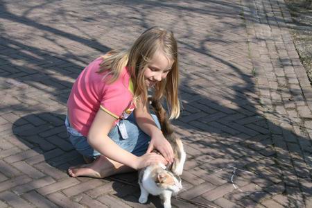 Tja, poes Minoes wil op een fraaie Goede Vrijdag ook wat aandacht... 