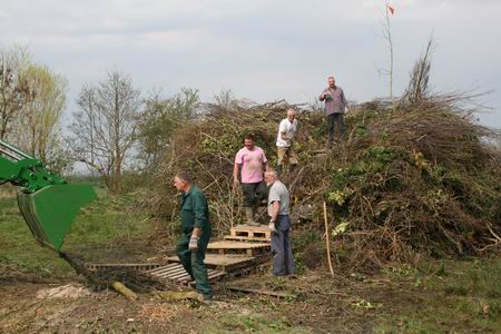 De bouwploeg steekt de handen uit de mouwen... 